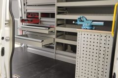 Allestimento officina mobile per furgoni come Fiat Ducato, Peugeot Boxer, Citroën Jumper, Mercedes Sprinter, Volkswagen Crafter, Renault Master, Iveco Daily, Nissan NV400, Opel Movano, Ford Transit, Fiat Doblo, Renault Trafic, Nissan Interstar, Ford Custom, Nissan NV2500, Volkswagen Transporter, Toyota Proace, Mercedes Vito.