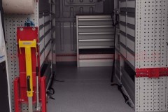 Allestimento officina mobile per furgoni come Fiat Ducato, Peugeot Boxer, Citroën Jumper, Mercedes Sprinter, Volkswagen Crafter, Renault Master, Iveco Daily, Nissan NV400, Opel Movano, Ford Transit, Fiat Doblo, Renault Trafic, Nissan Interstar, Ford Custom, Nissan NV2500, Volkswagen Transporter, Toyota Proace, Mercedes Vito.