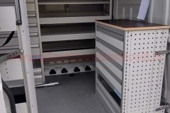 Allestimento officina mobile per furgoni come Fiat Ducato, Peugeot Boxer, Citroën Jumper, Mercedes Sprinter, Volkswagen Crafter, Renault Master, Iveco Daily, Nissan NV400, Opel Movano, Ford Transit, Fiat Doblo, Renault Trafic, Nissan Interstar, Ford Custom, Nissan NV2500, Volkswagen Transporter, Toyota Proace, Mercedes Vito.