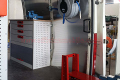 Allestimento-Ford-Custom-con-scaffalature-e-piano-da-lavoro