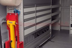 Allestimento officina mobile per furgoni come Fiat Ducato, Peugeot Boxer, Citroën Jumper, Mercedes Sprinter, Volkswagen Crafter, Renault Master, Iveco Daily, Nissan NV400, Opel Movano, Ford Transit, Fiat Doblo, Renault Trafic, Nissan Interstar, Ford Custom, Nissan NV2500, Volkswagen Transporter, Toyota Proace, Mercedes Vito.