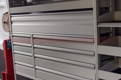 Allestimento officina mobile per furgoni come Fiat Ducato, Peugeot Boxer, Citroën Jumper, Mercedes Sprinter, Volkswagen Crafter, Renault Master, Iveco Daily, Nissan NV400, Opel Movano, Ford Transit, Fiat Doblo, Renault Trafic, Nissan Interstar, Ford Custom, Nissan NV2500, Volkswagen Transporter, Toyota Proace, Mercedes Vito.