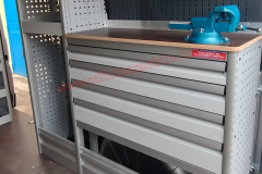 Allestimento officina mobile per furgoni come Fiat Ducato, Peugeot Boxer, Citroën Jumper, Mercedes Sprinter, Volkswagen Crafter, Renault Master, Iveco Daily, Nissan NV400, Opel Movano, Ford Transit, Fiat Doblo, Renault Trafic, Nissan Interstar, Ford Custom, Nissan NV2500, Volkswagen Transporter, Toyota Proace, Mercedes Vito.